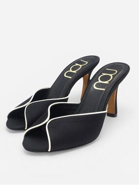 NOU THE CLASSIC MULE
in black satin